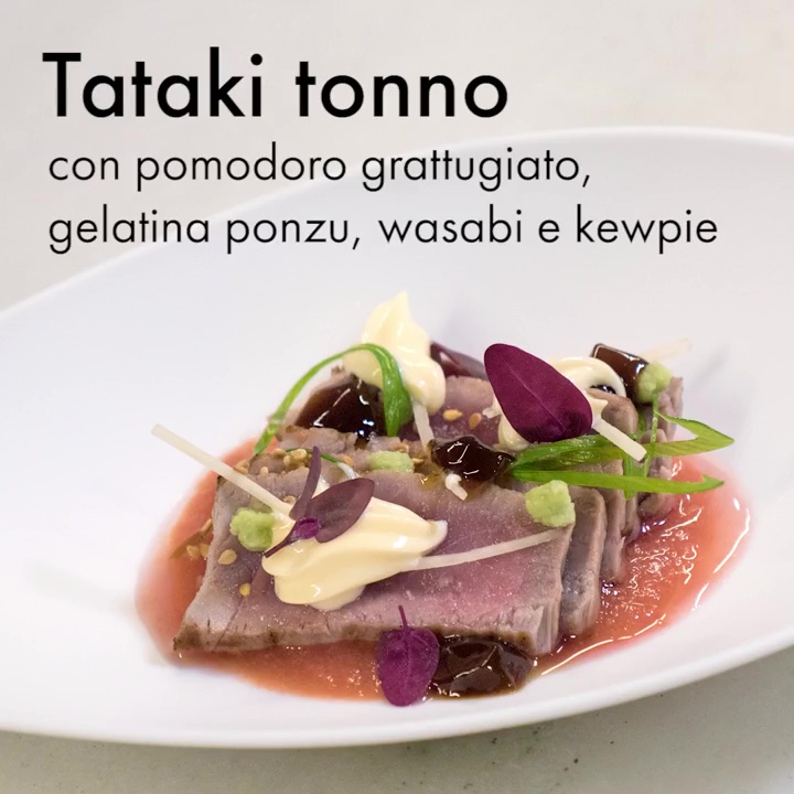 Chef Hideki Matsuhisa del ristorante Koyshunka, una stella Michelin, presenta le sue ricette con la Salsa Maionese kewpie.
Il primo piatto è il Tataki di tonno con pomodoro, gelatina di ponzu, wasabi e maionese kewpie.