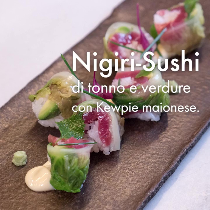 Questa è la ricetta per il Nigiri di tonno con avocado, lattughino e salsa kewpie. Gustate il pesce preparato in modo giapponese. 