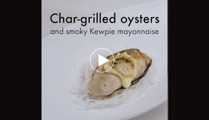 This third dish is charcoal-grilled oysters. The oysters are browned with small pieces of charcoal for a delicious result!