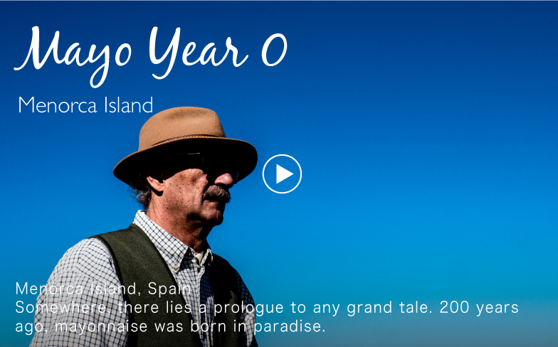 En Menorca, en España.
La historia comienza con un libro.
Al pasar las páginas estaba escrita la receta de la primera mayonesa hecha hace 200 años…