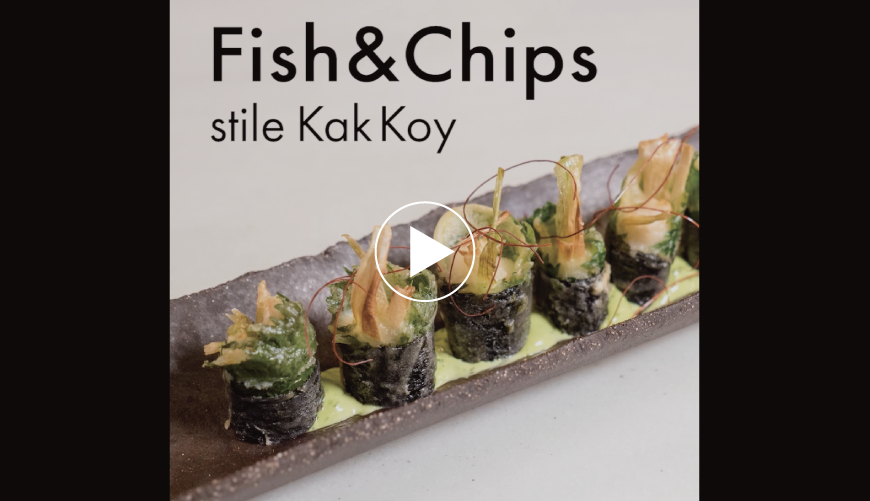 Il Fish & Chips in stile Kak Koy è un'interpretazione di un piatto giapponese, l'isobe-age, in cui si usa l'alga Nori. Hideki lo abbina con una salsa originale di Chimichurri e kewpie.